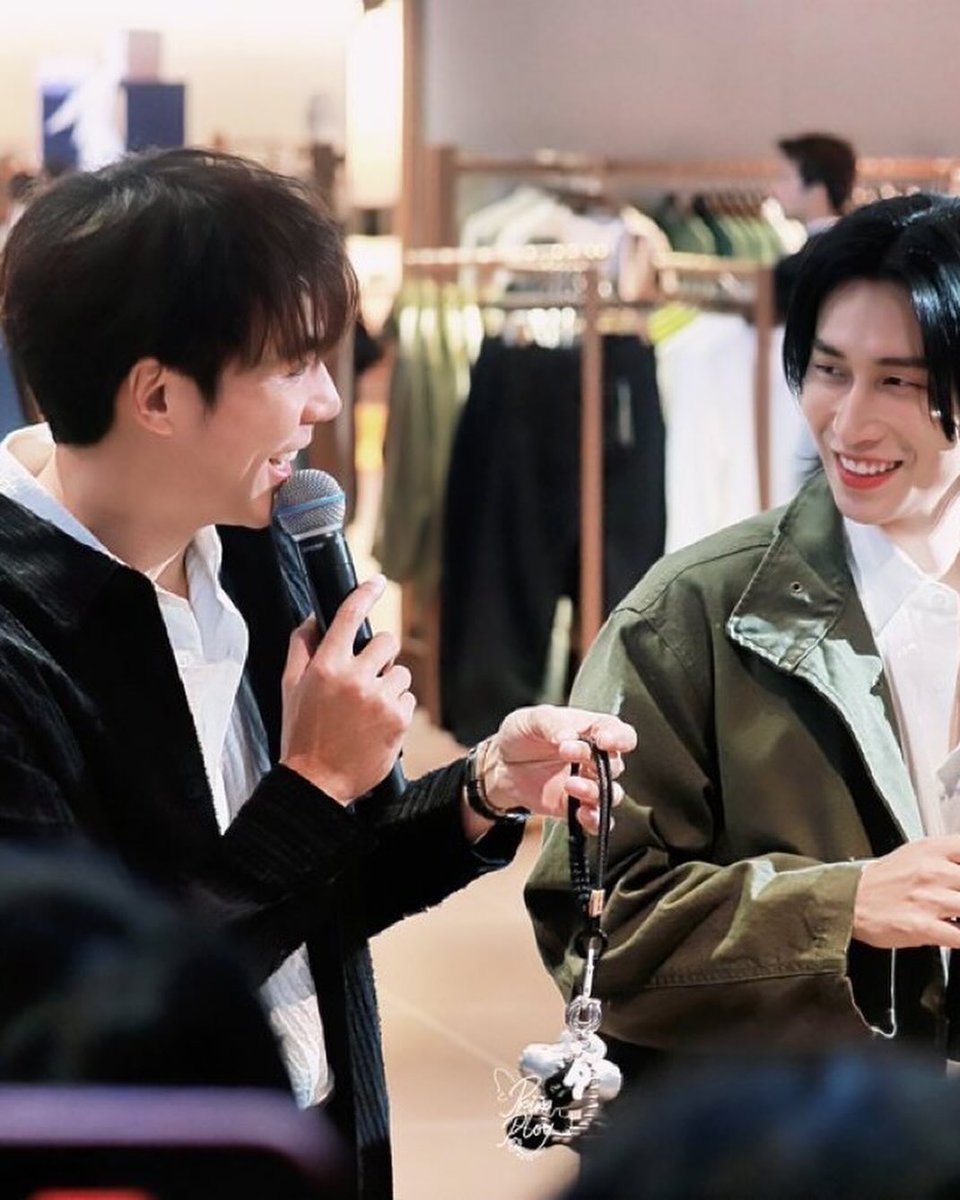 Jespipat_IFC's tweet photo. Just our phi/nong @jesjpp and his nong @biblesumett
#URBANREVIVO
#URBANREVIVOXJESBIBLE
#URcentralwOrld
#jesjpp #jespipat
#Jespipat_IFC
#วัคซีนของพี่เจษ https://t.co/VeC72cZd4F