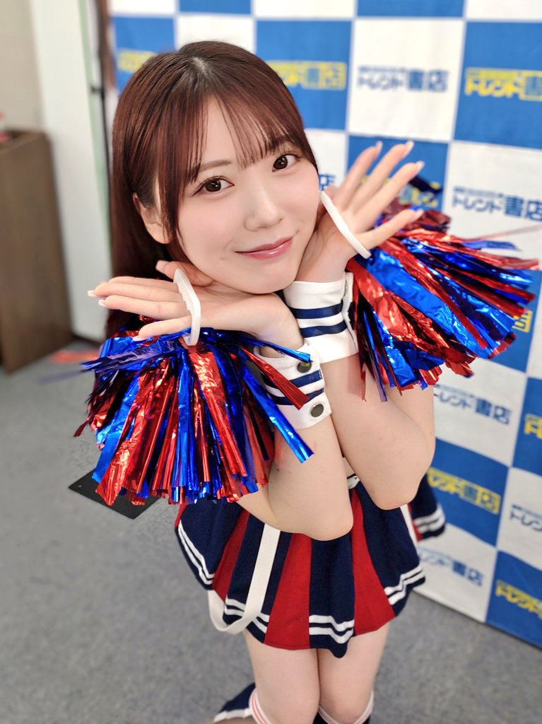 11/24　みおっち名古屋イベ１部
か○ごんさん「僕は浮気しないんで…隣にいるやつとは違うんで！」
👉️僕を指さす
🙂「みほななとかいるもんね〜」
周り「DDだ🤣DDだ🤣」
僕「DDじゃない！」
🙂「今EDに聞こえた！」
という地獄の会話からスタート。
#石川澪 https://t.co/aXs2kCA8mm