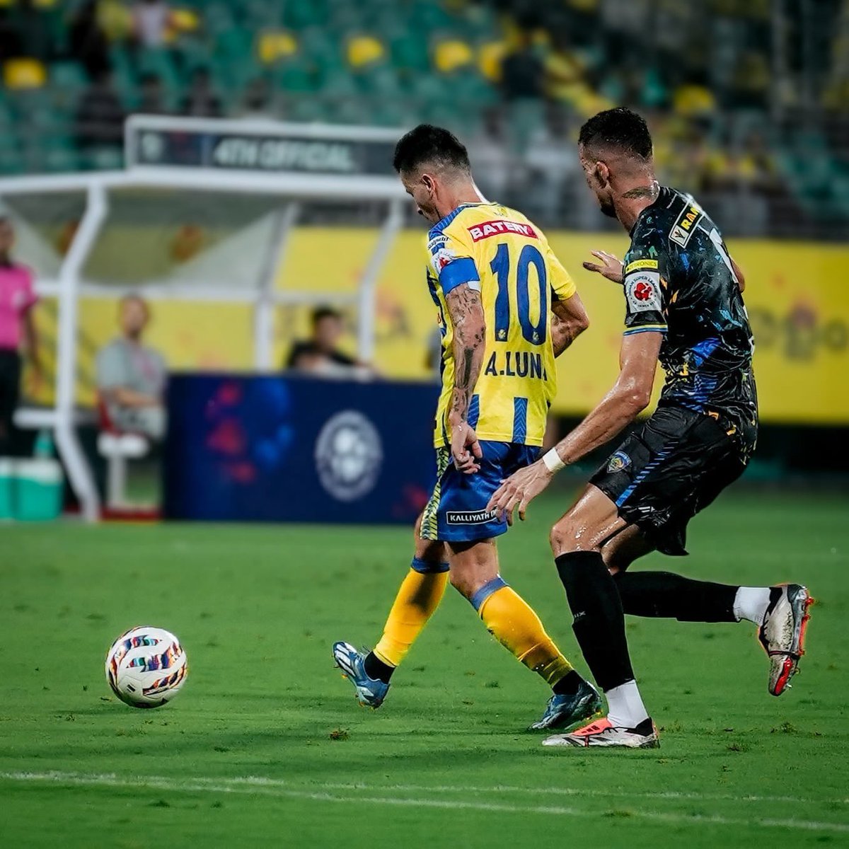 AIRNewsHindi's tweet image. ⚽️इंडियन सुपर लीग फुटबॉल में, कोच्चि के जवाहरलाल नेहरू अंतर्राष्ट्रीय स्टेडियम में #KeralaBlasters ने #Chennaiyin फुटबाल क्लब को 3-0 से हराया।