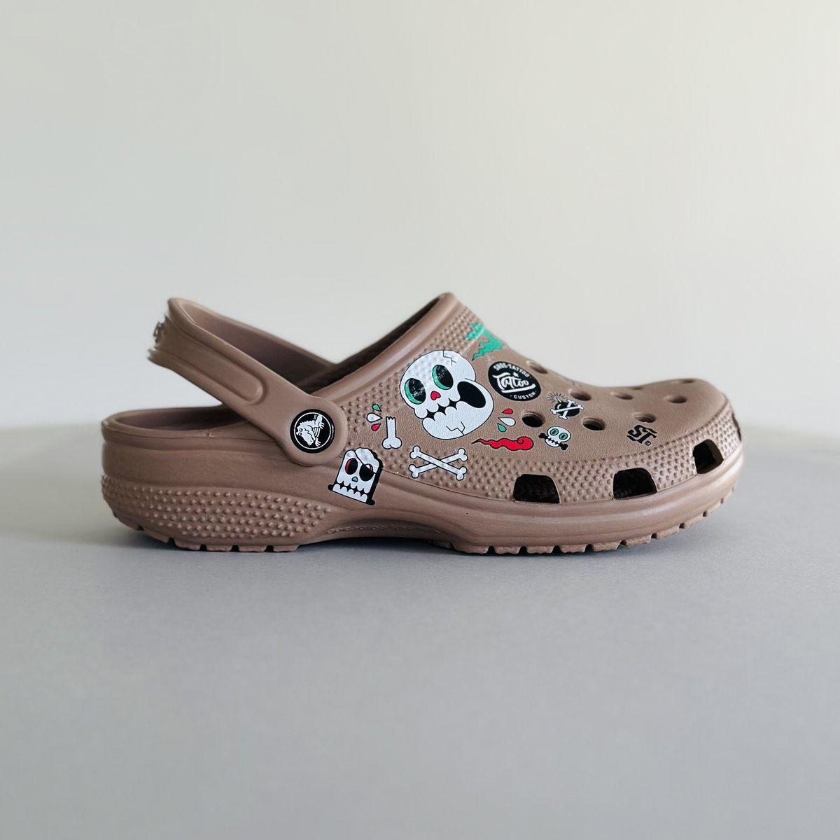 _ShoeTattoo_'s tweet photo. 🔥 Make Crocs Cool Again 🔥 😄😄

We’re here to change the game—our tattoos go on ANY shoes, no judgment, no discrimination. 🖤
From Crocs &amp; kicks to boots and beyond... 👀

😎 Whats more, it’s easy!!

Get one. It won’t hurt! 🤩

#shoetattoo #sneakerhead https://t.co/9rurakccuO