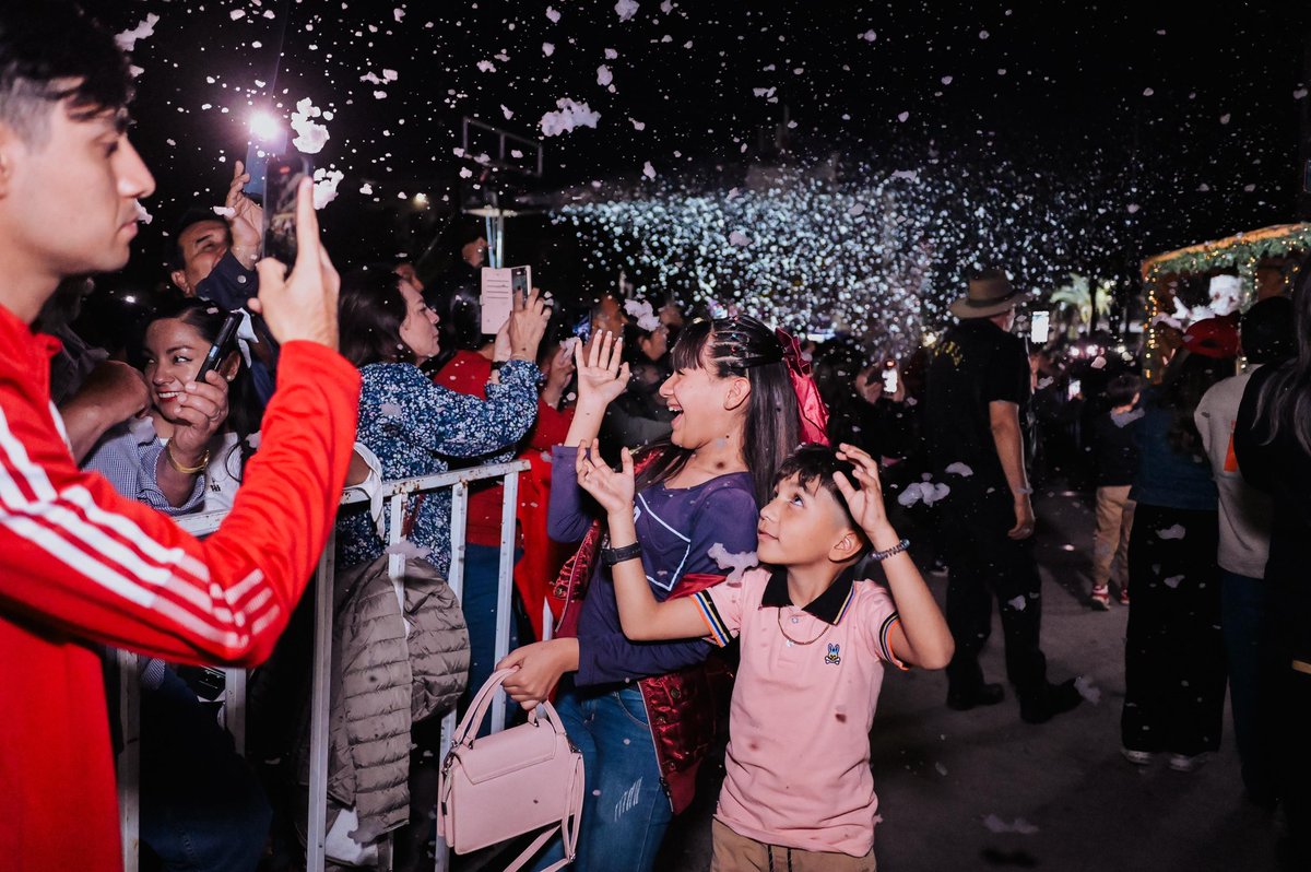 ¡Llegó la Navidad a la H! 🎶🎄🧑‍🎄 Junto a mi esposa <a href="/pattyruibal/">Patricia Ruibal</a> y familias hermosillenses, encendimos el árbol en un ambiente lleno de alegría, luces y diversión. 

Ven a tomarte una foto en la decoración navideña 🎅🏼 para celebrar juntos el inicio de las fiestas decembrinas.