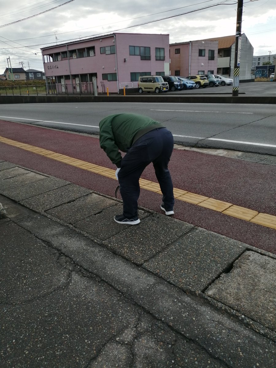 offhouse13001's tweet photo. ハードオフ1000店舗達成しました！いつもより早く出勤し、歩道のゴミ拾い草取りをしました。とても綺麗になりました！
#1000店舗達成エコ活動
#スマイル1000
#ハードオフ
#オフハウス
#柏崎店 https://t.co/fRsC87kK2A