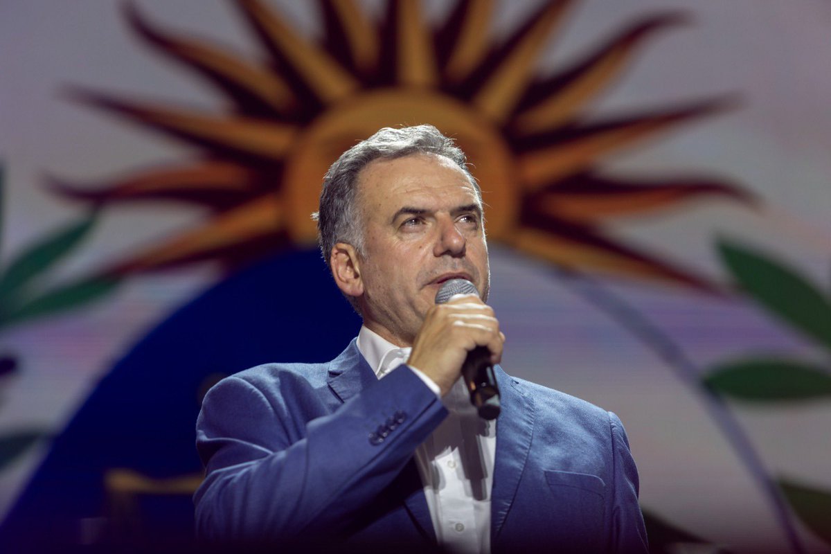 MPP609's tweet photo. Cuando empieza a amanecer…

#SabremosCumplir 🇺🇾 https://t.co/f18AOWgyaO