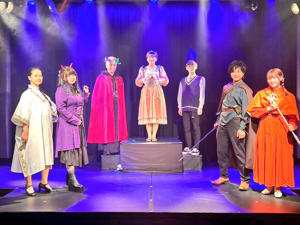 Motoki_Aizawa's tweet photo. #初恋転生 全6公演プラス公開ゲネ無事に終了しました。
一緒に公演を作った仲間たち、スタッフの皆さま、そして観に来て下さったお客様に感謝致します。
昨日は魔王コンビ溝口でお泊りとなりました(笑)　なかよく大入り袋の5円玉を交換しました。 https://t.co/kCeTWY7KbG