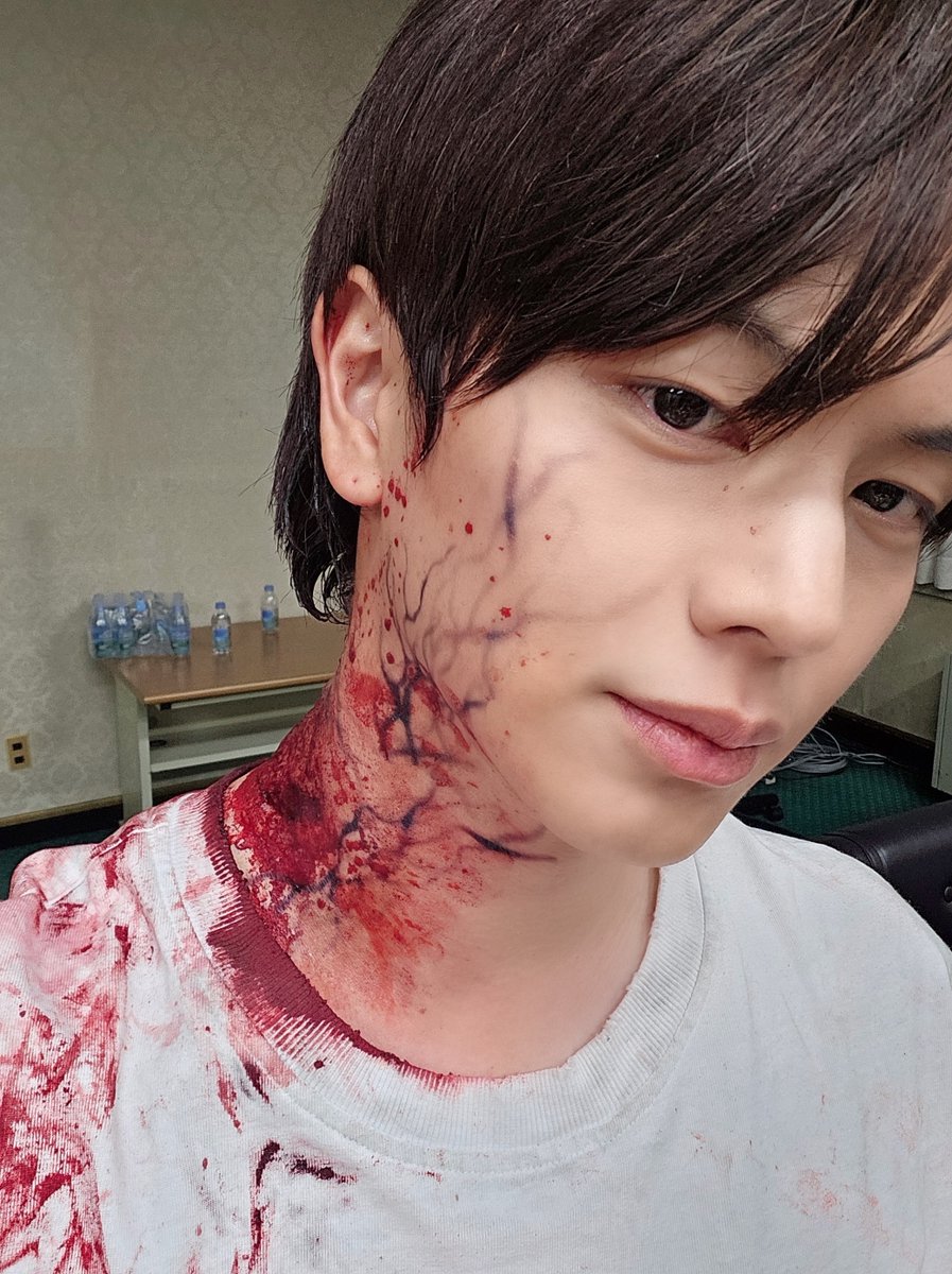YookSJ_official's tweet photo. [📸] #YOOKs_moment
👤: 겁쟁이 쫄보도 갑자기 성장캐가 될 수 있는 거임?
ㄴ ㅇㅇ 성재가 맛도리 서사 다 말아줌
👥: 성재가 영화를 찍고 있는데 왜 스크린 상영을 안 하는 거지?
ㄴ 내말이 그것이 의문

성재랑 월요팅 〰️🧟‍♂️🩸

#육성재 #YOOKSUNGJAE
#좀비버스_뉴블러드
#zombieverse_newblood https://t.co/Fc5hMW7yyj