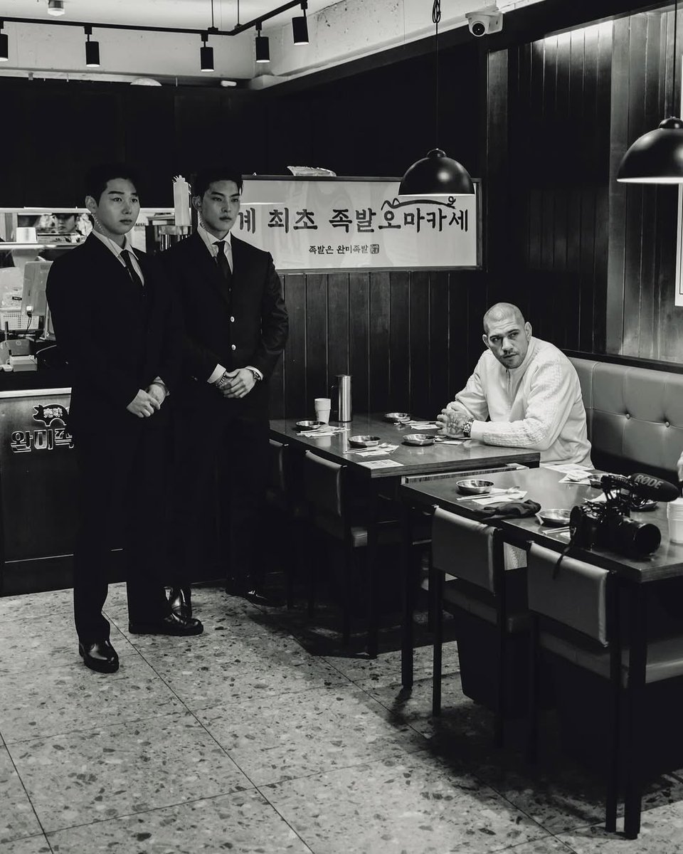 A photo of Alex Pereira protecting two bodyguards in a restaurant in South Korea.

(📸 <a href="/noorfxs/">Noorfxs</a>)