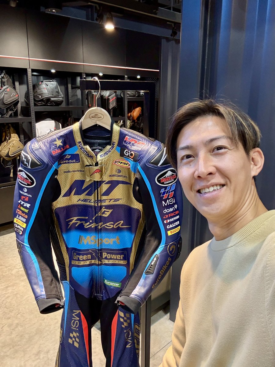 ReiFukuchi's tweet photo. クシタニ浜松本店。
小椋藍選手、おめでとうございます👑
チャンピオンのツナギを展示中、なかなか見られませんので、お早めに!
https://t.co/JZImULBvlL
#KUSHITANI #小椋藍 #REIVLOG #RISERAPP https://t.co/vYjwqSnsKt