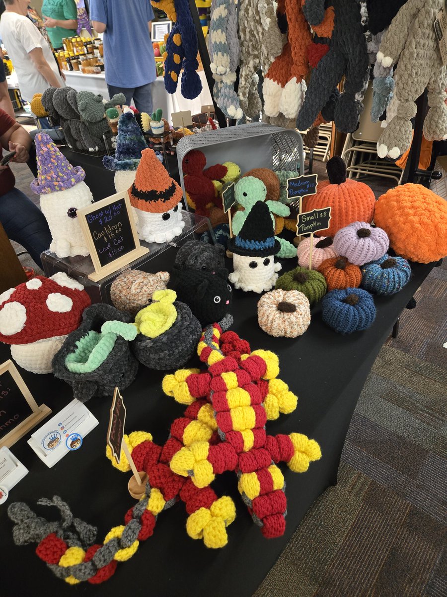 TheFrealFreel's tweet photo. Realizing Twitter world doesn't know about my side hustle... 

Check out Handmade by Meganmae on Facebook and Insta! https://t.co/Y1hRd1oVnm