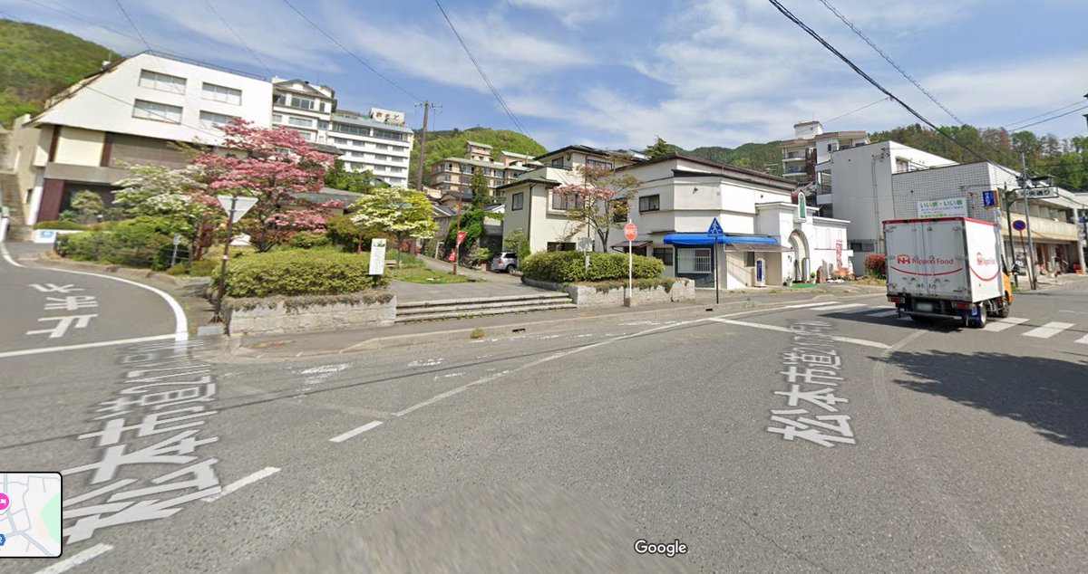 あー！！ステージこの画角です！
止まれと横断歩道のナナメ具合が全く一緒で、中央通りの看板もある！
maps.app.goo.gl/NZsUnGHRQvBLfw…

#RHP2024_1123
#RPH2024_1124