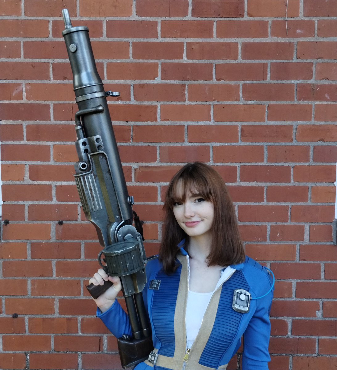 CosplayCommand's tweet image. New pics that I took this afternoon with kittenmaster904cosplay (Insta), and the 1:1 scale, #3Dprinted "Assault Rifle" from #Fallout4 #Fallout76 and #FalloutOnPrime 
The files for this #Cosplay prop are available on @Cults3D 

#Fallout #FalloutNewVegas #3Dprinting