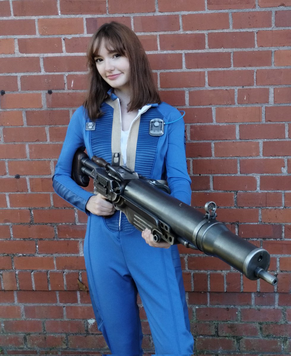 CosplayCommand's tweet image. New pics that I took this afternoon with kittenmaster904cosplay (Insta), and the 1:1 scale, #3Dprinted "Assault Rifle" from #Fallout4 #Fallout76 and #FalloutOnPrime 
The files for this #Cosplay prop are available on @Cults3D 

#Fallout #FalloutNewVegas #3Dprinting