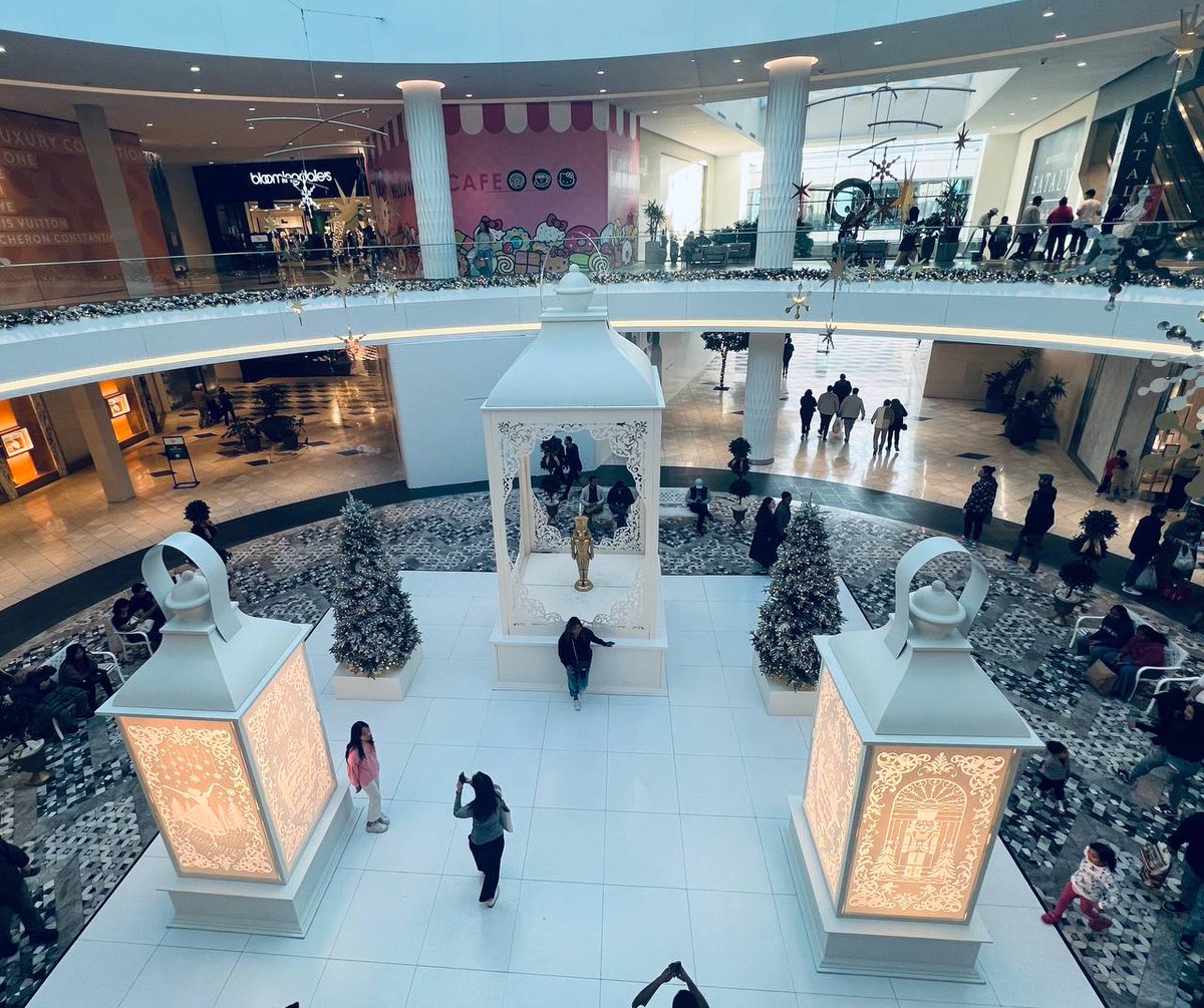 Lana_For_You's tweet photo. 📷 Well, it’s Christmas time at Westfield Valley Fair again! Decorations are exactly the same as last year — honestly, they could work for Halloween or Easter too. But hey, who’s complaining? 'New classic' vibe?📷📷 #ChristmasVibes #SameAsLastYear #WestfieldValleyFair#SJ#BayArea https://t.co/vbHfQ9XNIz