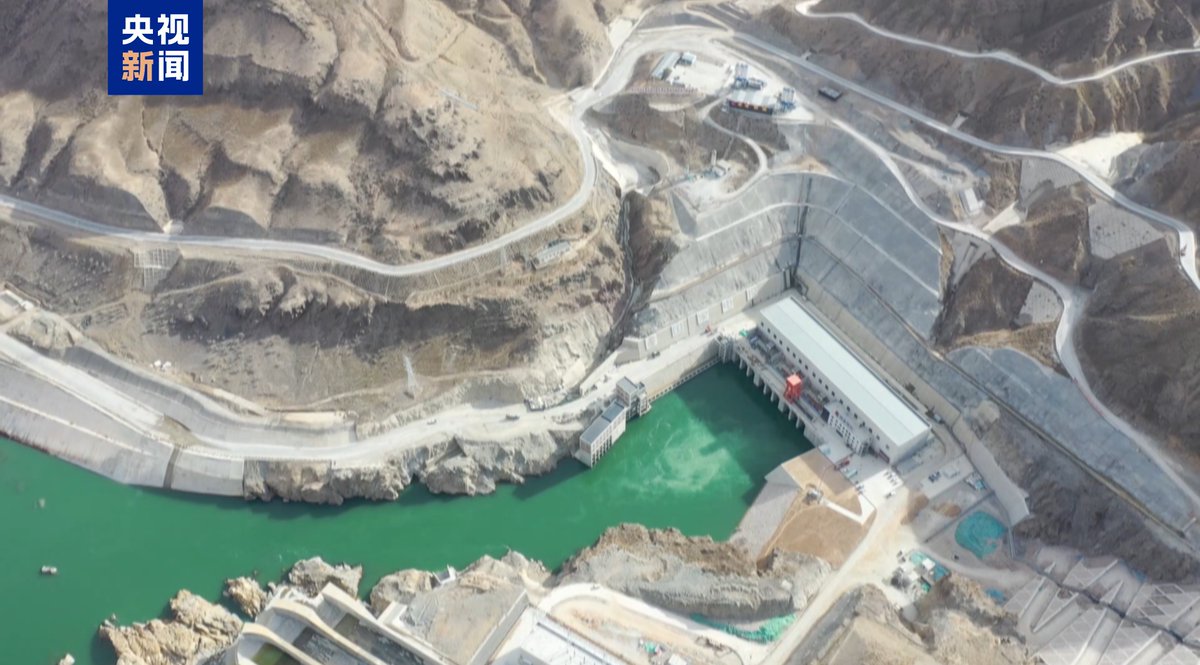 PDChinese's tweet image. 【青海羊曲水電站第二台機組併網發電】日前，位於黃河上游的青海羊曲水電站第二台（1號）機組正式併網發電。目前，羊曲水電站最後一台（3號）機組也進入了併網發電前的衝刺階段，向2024年底全容量投產發電目標更近一步。羊曲水電站總裝機容量120萬千瓦，年平均發電量47.32億千瓦時。
