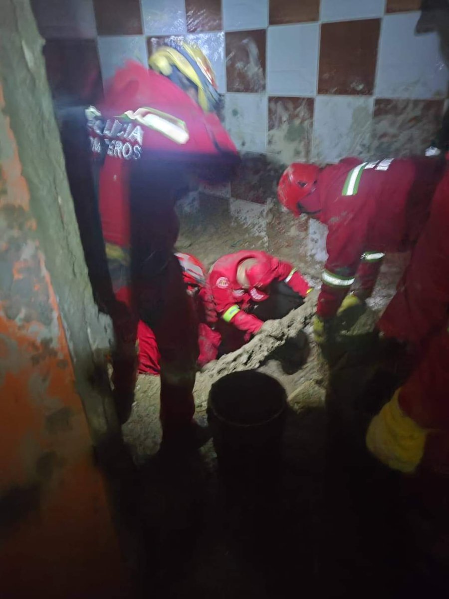 #NoticiaBO:
Hallan cuerpo de la menor desaparecida tras mazamorra en Bajo Llojeta

Bomberos confirmaron el hallazgo del cuerpo de la menor reportada como desaparecida tras el deslizamiento que afectó la zona de Bajo Llojeta en La Paz.
🌐 rcbolivia.com