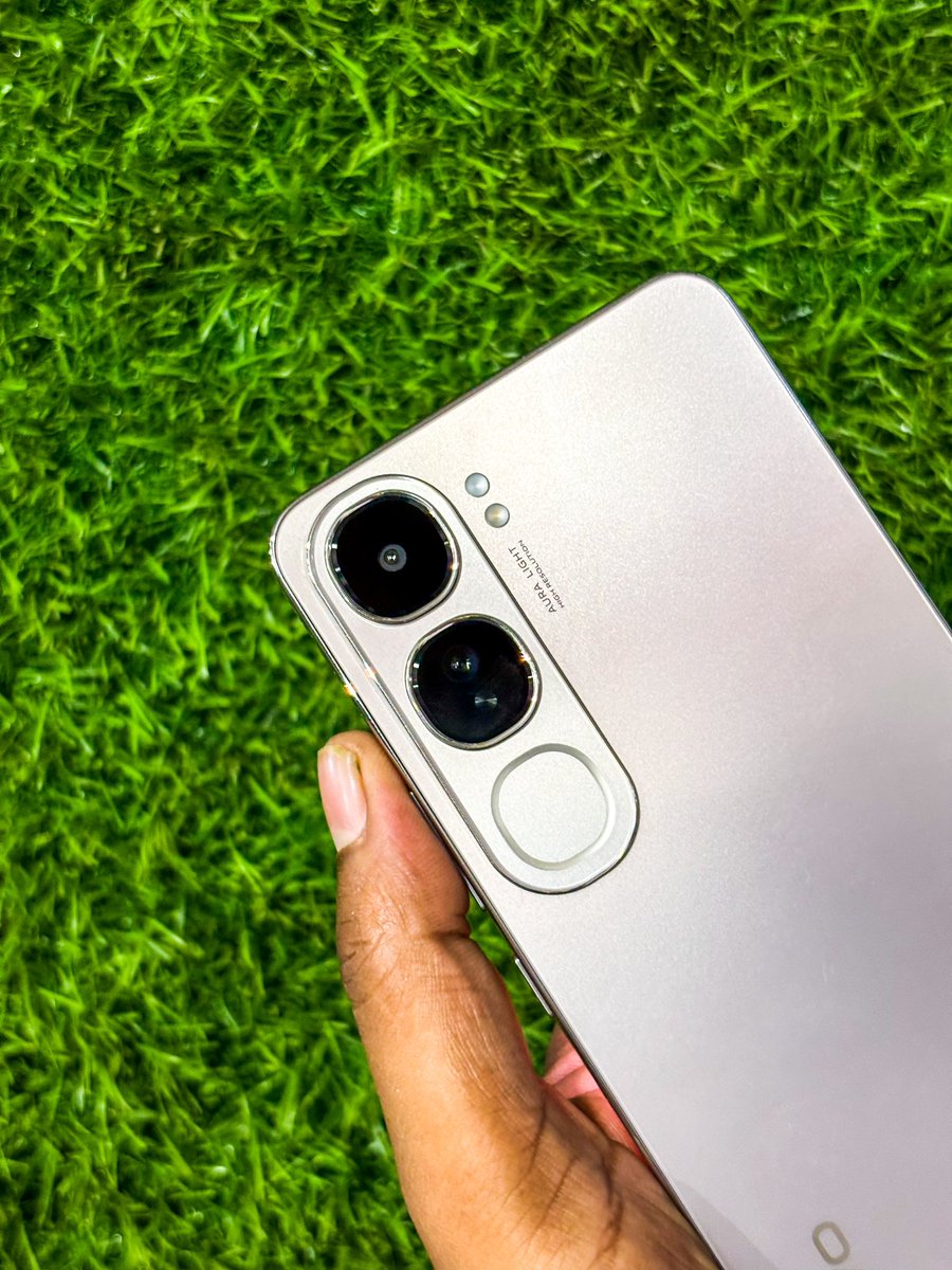 LoserAnant's tweet photo. Here is All New Vivo Y300 Titanium Silver Colour 🤩⚡️💥
Sony IMX882 main camera
AI Aura Light
2x portrait feature
AI Erase
AI Photo Enhance
80W FlashCharge
#VivoY300 #SuhanaKhan #VivoIndia #SmartphoneFeatures #vivo https://t.co/Yh4r2IDNoL