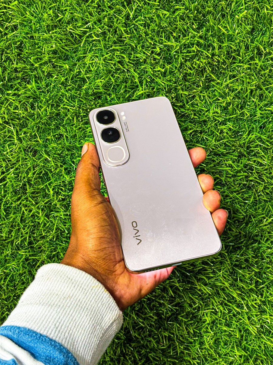 LoserAnant's tweet photo. Here is All New Vivo Y300 Titanium Silver Colour 🤩⚡️💥
Sony IMX882 main camera
AI Aura Light
2x portrait feature
AI Erase
AI Photo Enhance
80W FlashCharge
#VivoY300 #SuhanaKhan #VivoIndia #SmartphoneFeatures #vivo https://t.co/Yh4r2IDNoL