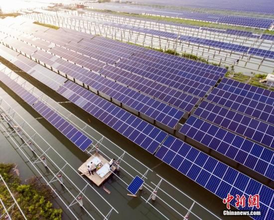 Echinanews's tweet photo. China has become one of the world's fastest reducers of #EnergyIntensity, saving about 1.4 billion tonnes of standard coal over the past decade, while the country's #RenewableEnergy capacity takes up over 1/3 of the global total with cumulative investments in renewable energy topping the world, Liu Zhenmin, China's special envoy for climate change said during #COP29.