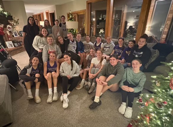 KHSGirlsHoops's tweet photo. Thank you Taylor family for hosting the team dinner!  Season openers tomorrow!
📸 Maddie Taylor https://t.co/Ez6dx6GR36