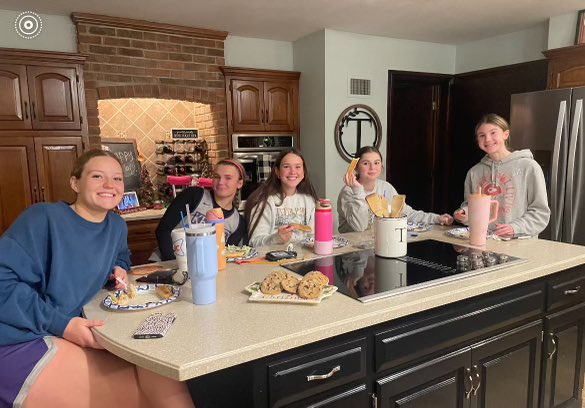 KHSGirlsHoops's tweet photo. Thank you Taylor family for hosting the team dinner!  Season openers tomorrow!
📸 Maddie Taylor https://t.co/Ez6dx6GR36