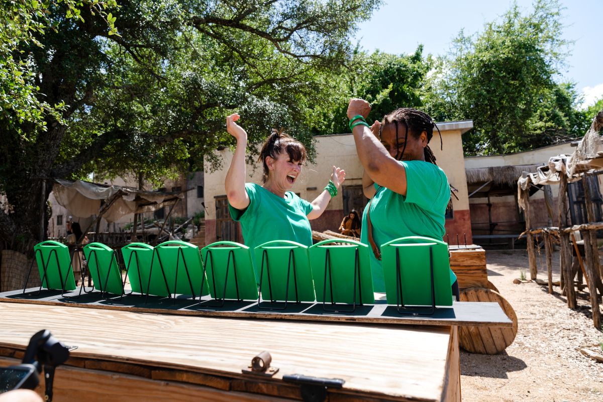 💚 #TeamGreen is off to a strong start, establishing an early lead in the final challenge! Will this early lead pay off, or will #TeamBlue catch up? 🏁👀 #RelativeRace #BYUtv