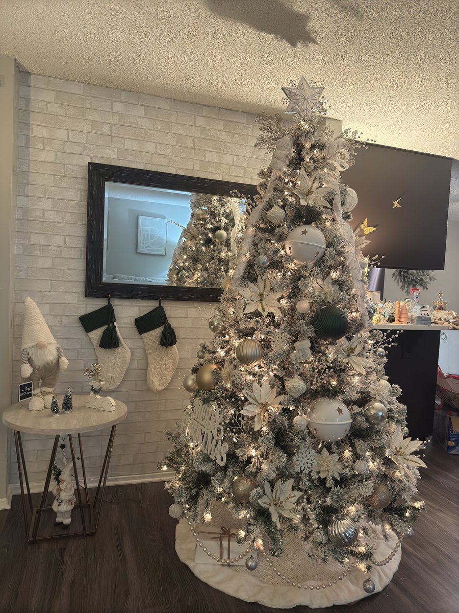 anwen_fr's tweet photo. Mi mamá es la mejor decorando 😍 https://t.co/amcDMP5wZR