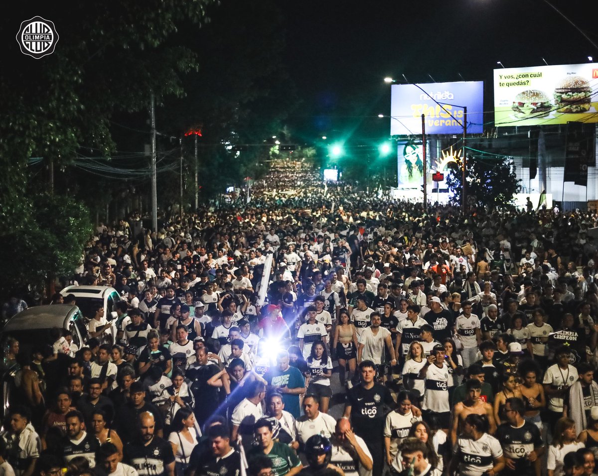 ¡UN MAR DE GENTE! Los hinchas de Olimpia inundaron las calles de Asunción festejando el Clausura.

📷 <a href="/elClubOlimpia/">Club Olimpia</a>