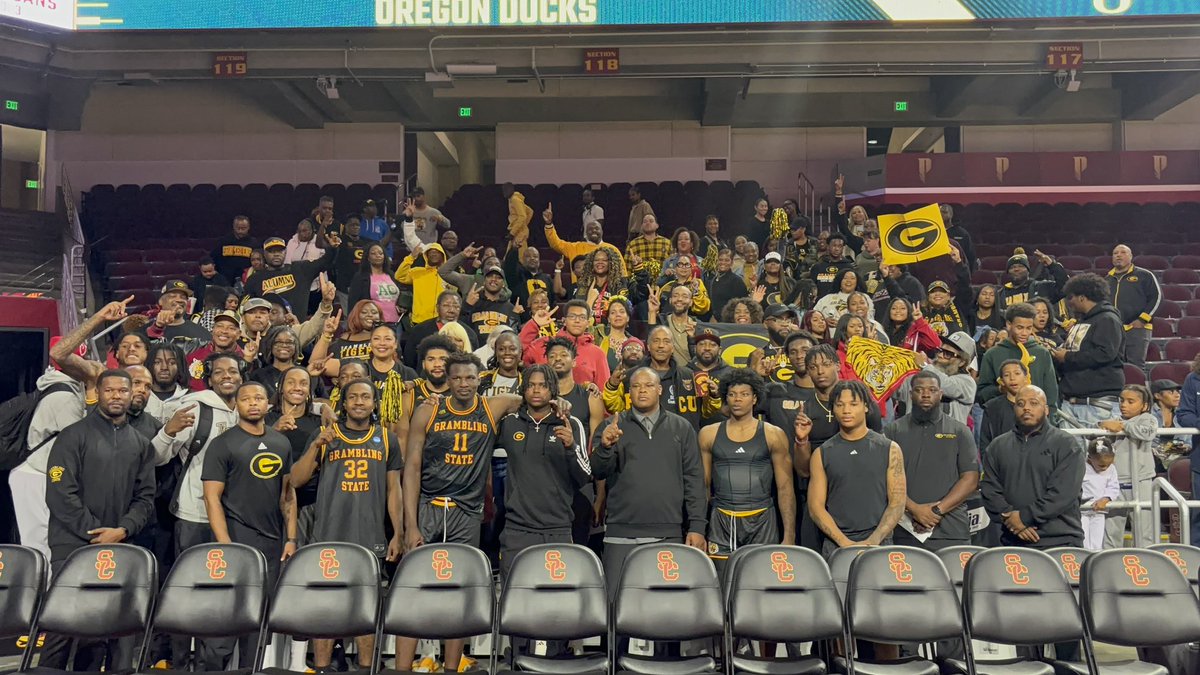 Thank you to all of the #GramFam who came out to support us in L.A. today!

📸: <a href="/DomiWilliamsTV/">𝕯σмιηιqυε ωιℓℓιαмѕ 🇵🇷🇯🇲🌹</a> 
#GramFam | #ThisIsTheG🐯