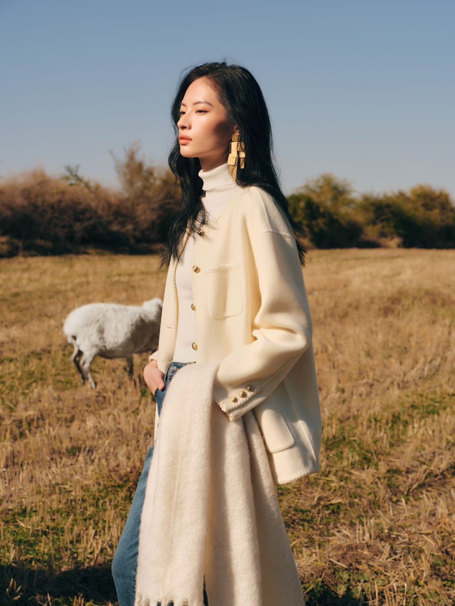 juzui_official's tweet photo. 𝐉𝐔𝐙𝐔𝐈 2024 Winter Collection
A pure white figure in the pasture, soft and light.
Using Australian Merino wool,create the zero-pressure air texture.
#JUZUI #winter #fashion https://t.co/9jq4CITaOI