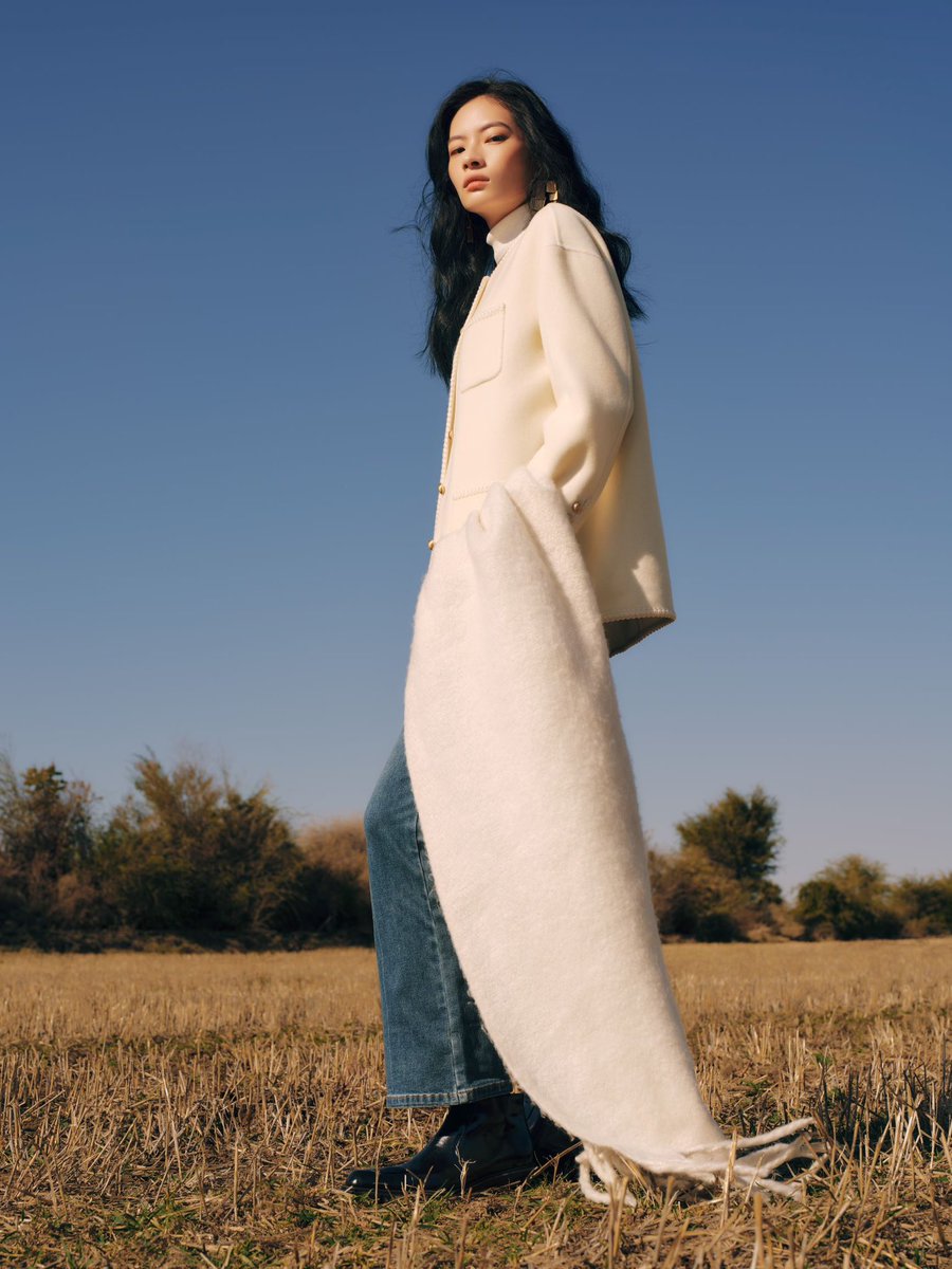 juzui_official's tweet photo. 𝐉𝐔𝐙𝐔𝐈 2024 Winter Collection
A pure white figure in the pasture, soft and light.
Using Australian Merino wool,create the zero-pressure air texture.
#JUZUI #winter #fashion https://t.co/9jq4CITaOI
