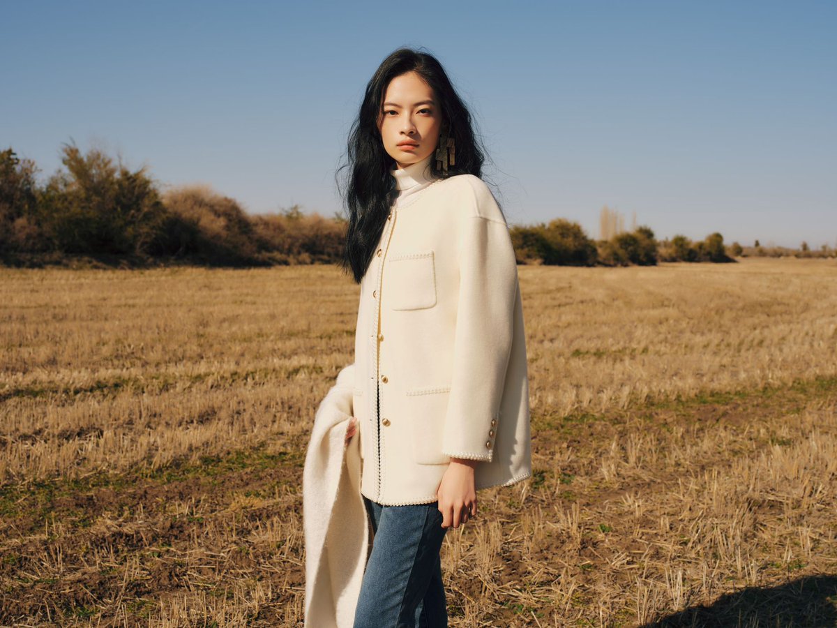 juzui_official's tweet photo. 𝐉𝐔𝐙𝐔𝐈 2024 Winter Collection
A pure white figure in the pasture, soft and light.
Using Australian Merino wool,create the zero-pressure air texture.
#JUZUI #winter #fashion https://t.co/9jq4CITaOI