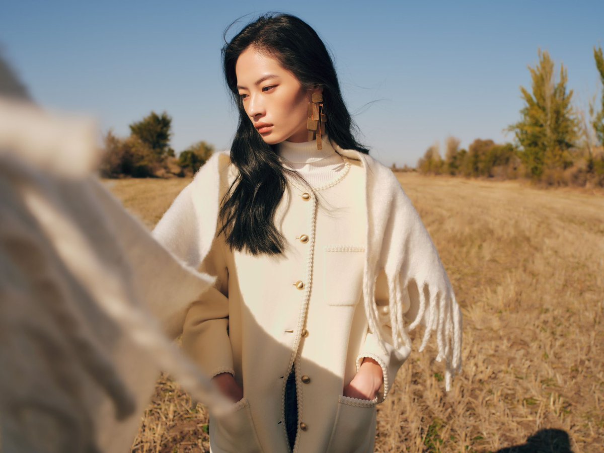 juzui_official's tweet photo. 𝐉𝐔𝐙𝐔𝐈 2024 Winter Collection
A pure white figure in the pasture, soft and light.
Using Australian Merino wool,create the zero-pressure air texture.
#JUZUI #winter #fashion https://t.co/9jq4CITaOI