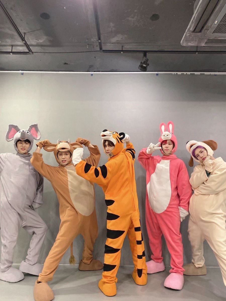 tinselkoo's tweet photo. @official_ACE7 can we get this stage outfit pls https://t.co/cYtod1mr8B