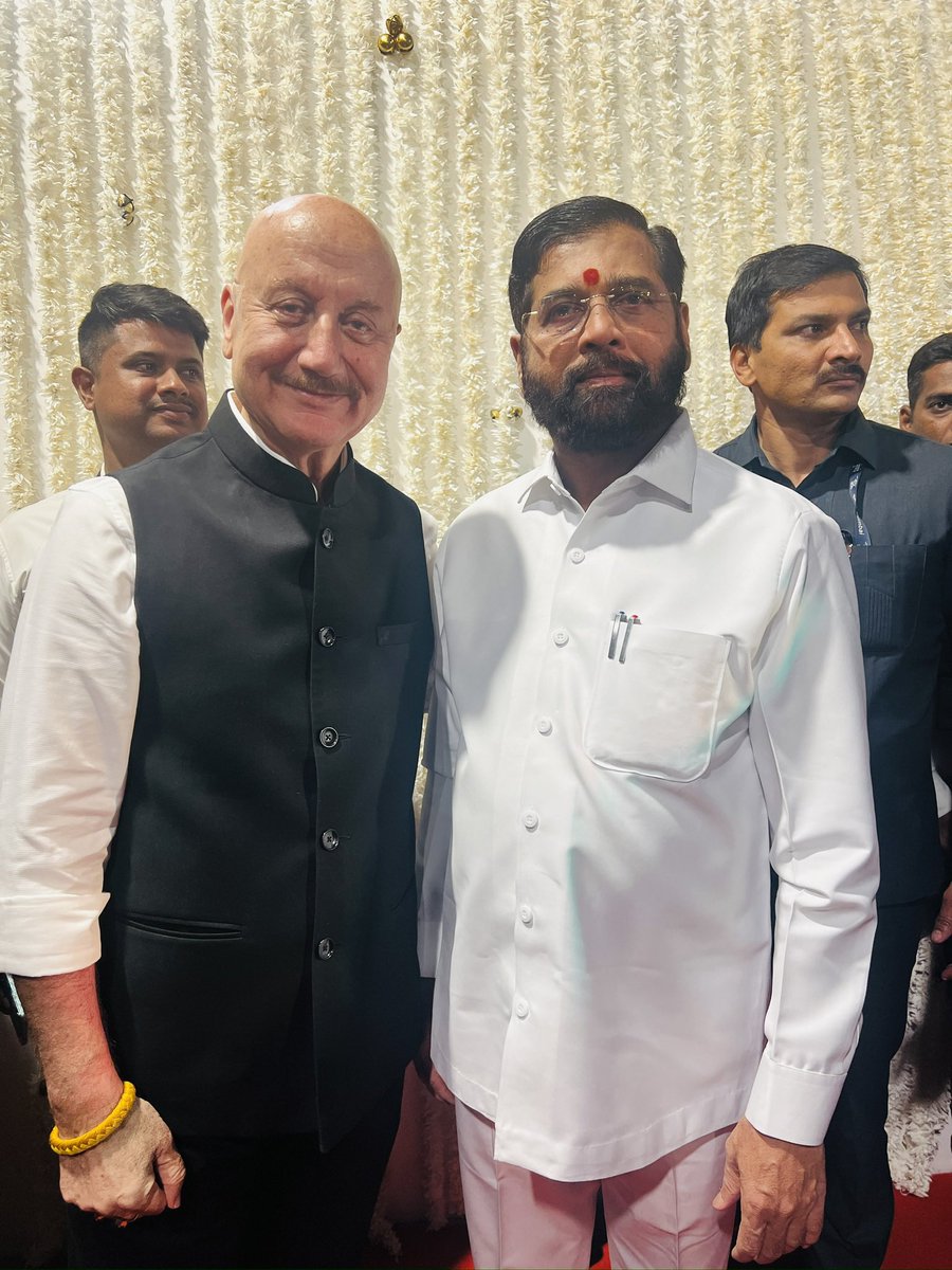 AnupamPKher's tweet photo. It was so wonderful to meet the newly triumphant Hon. #EknathShinde ji and the dynamic #DevendraPhadnavis ji along with #AmrutaJi at the wedding reception of Mumbai’s esteemed police commissioner #VivekPhansalkar Ji’s son #Ameya’s to #Vishakha. Congratulations to everyone for their reasons of jubilations. Jai Ho! Jai Maharashtra! ❤️😍 @mieknathshinde @Dev_Fadnavis @fadnavis_amruta @CPMumbaiPolice