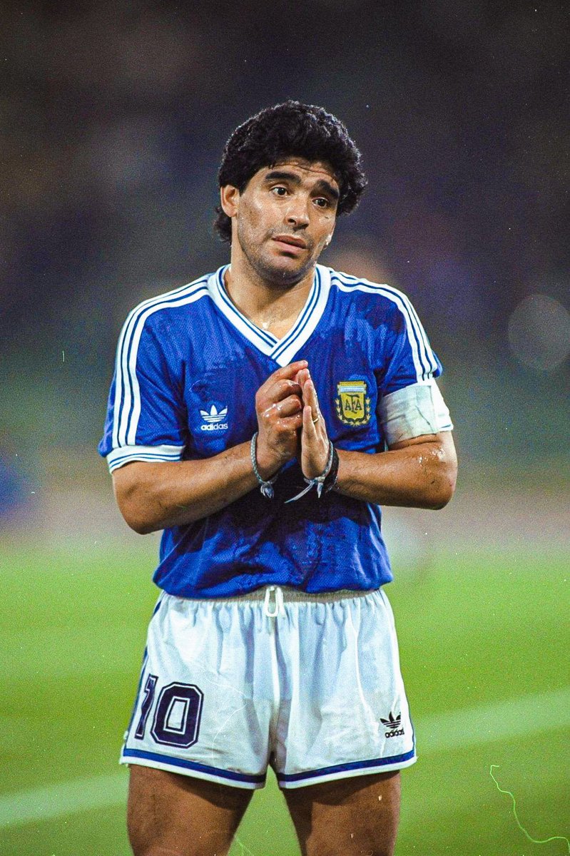 Ya son cuatro años sin vos, Diego.

Te extrañamos. 💔🇦🇷
