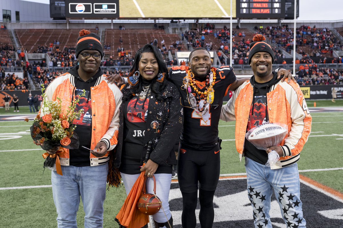 BeaverFootball's tweet photo. once a Beaver, always a Beaver 🦫🧡 thank you seniors!
—
@shuagray @Bengulbranson @Jadenrobinson_4 @JermaineTerryII https://t.co/y8DzFTaVKp