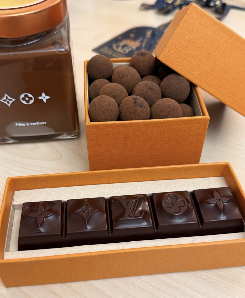 Le Café Louis Vuitton NYC 
The restaurant is located on the fourth floor of the LV building and is ordered on resy software for more than $100 per person☕️