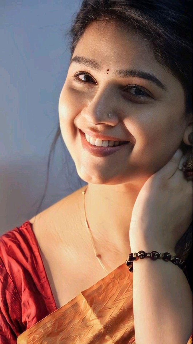 மண்ணில்
பூத்த பூக்கள்
தான் உதிரும்
நம் மனதில்
பூத்து நட்புக்கள்
என்றும் உதிர்வதில்லை

#தமிழ்_கீச்சு