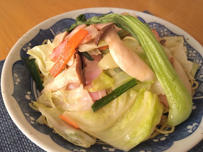 野菜たっぷり創味シャンタン焼きそば完成(麺が全然見えないけど…)激(゜д゜)ウマ! チンゲン菜はあと乗せ。 