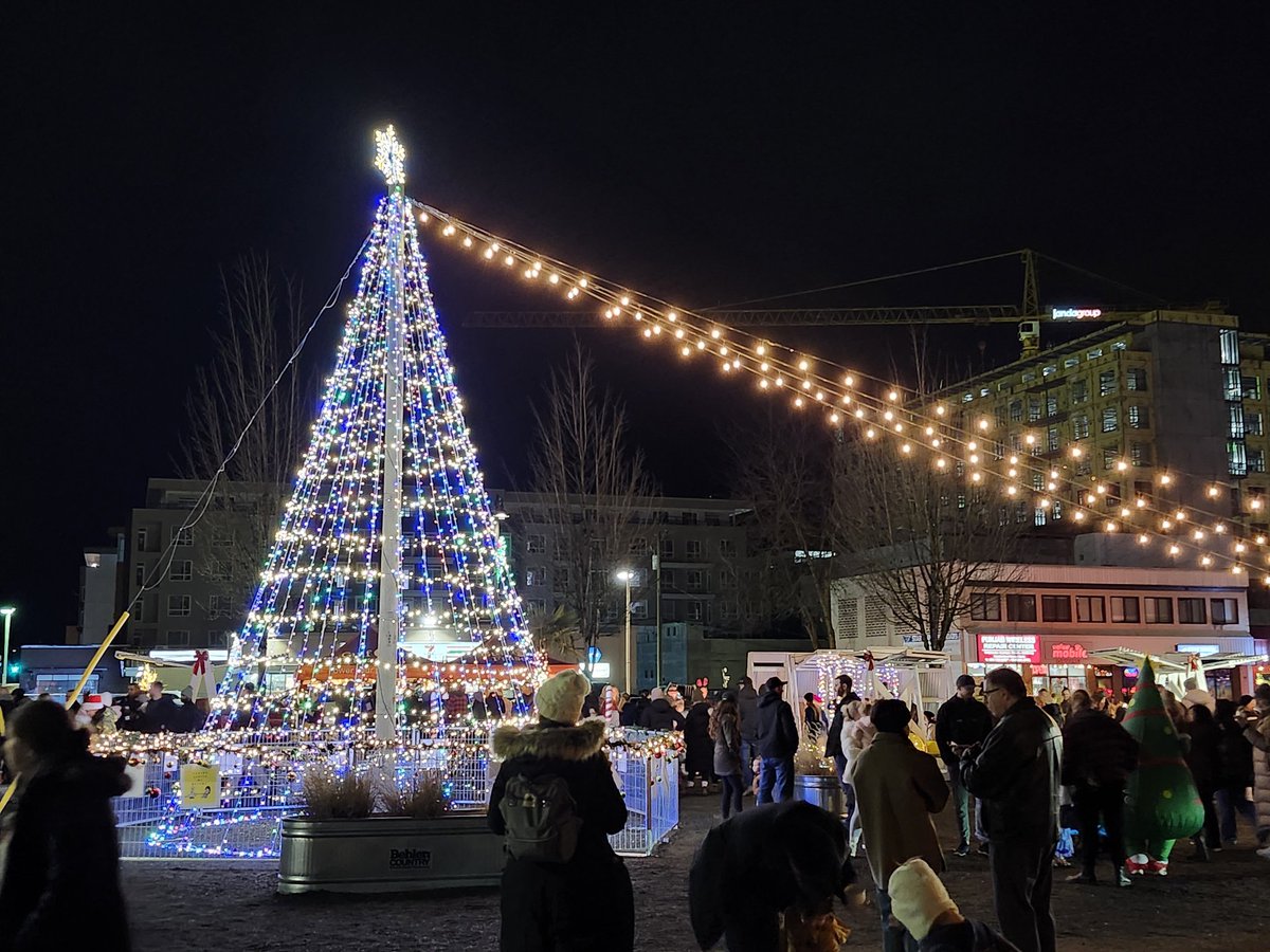AldergroveStar's tweet photo. #Aldergrove lit up its Christmas tree tonight at the plaza. Mrs. Claus made a visit, sang, and read the story of The Grinch.  Free chocolate was handed out by Fresco, and the Who's of Whoville were giving out ginger bread cookies. https://t.co/YMeRHXRlCa