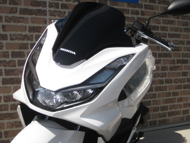 ACkariya's tweet photo. 【新車入荷情報】
2024年モデル ホンダ PCX160
車両本体価格(税込)41万2500円 → 36万8500円
モデルチェンジ前の最終入荷。在庫限りのため、お探しの方はお早めに。
#Honda #PCX160 #KF47 https://t.co/28jPDj7UcH