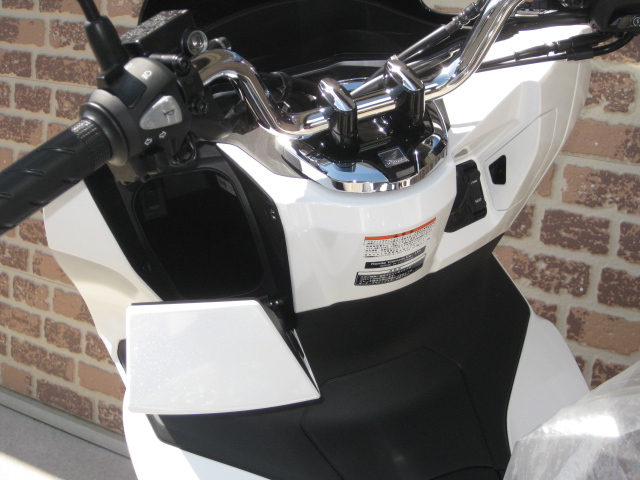 ACkariya's tweet photo. 【新車入荷情報】
2024年モデル ホンダ PCX160
車両本体価格(税込)41万2500円 → 36万8500円
モデルチェンジ前の最終入荷。在庫限りのため、お探しの方はお早めに。
#Honda #PCX160 #KF47 https://t.co/28jPDj7UcH