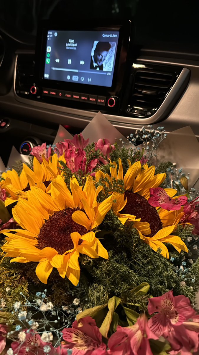 aislynnho's tweet photo. lo lindo que se siente verlo llegar con flores https://t.co/ePK6febEOU