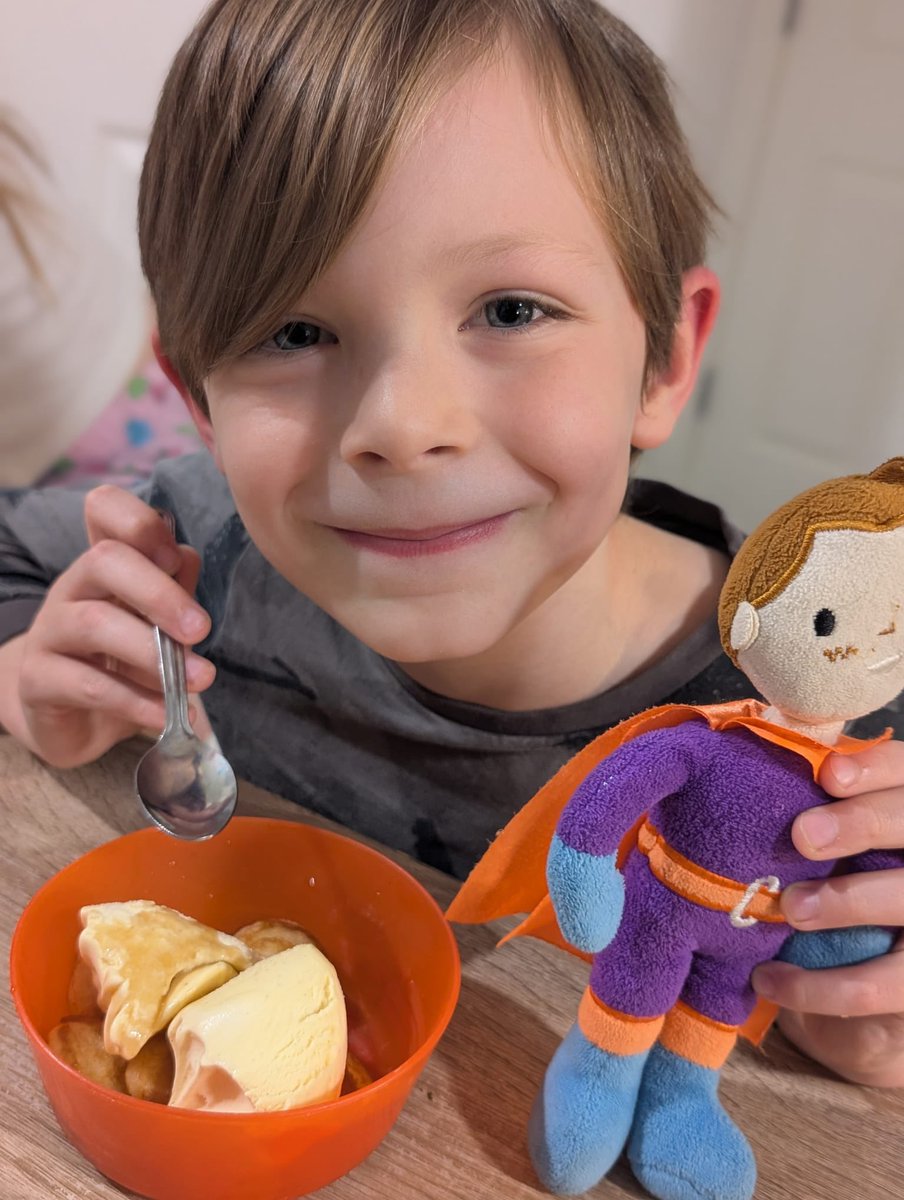 LucySianRobert3's tweet photo. @parrymiss_ @dollowaymrs @penalltau 
As the weather was so horrible all our weekend sport was cancelled, so we played bored games &amp; ate ice-cream instead! 🦸🏼‍♂️🎲🍦 https://t.co/PQDYGWKb1q
