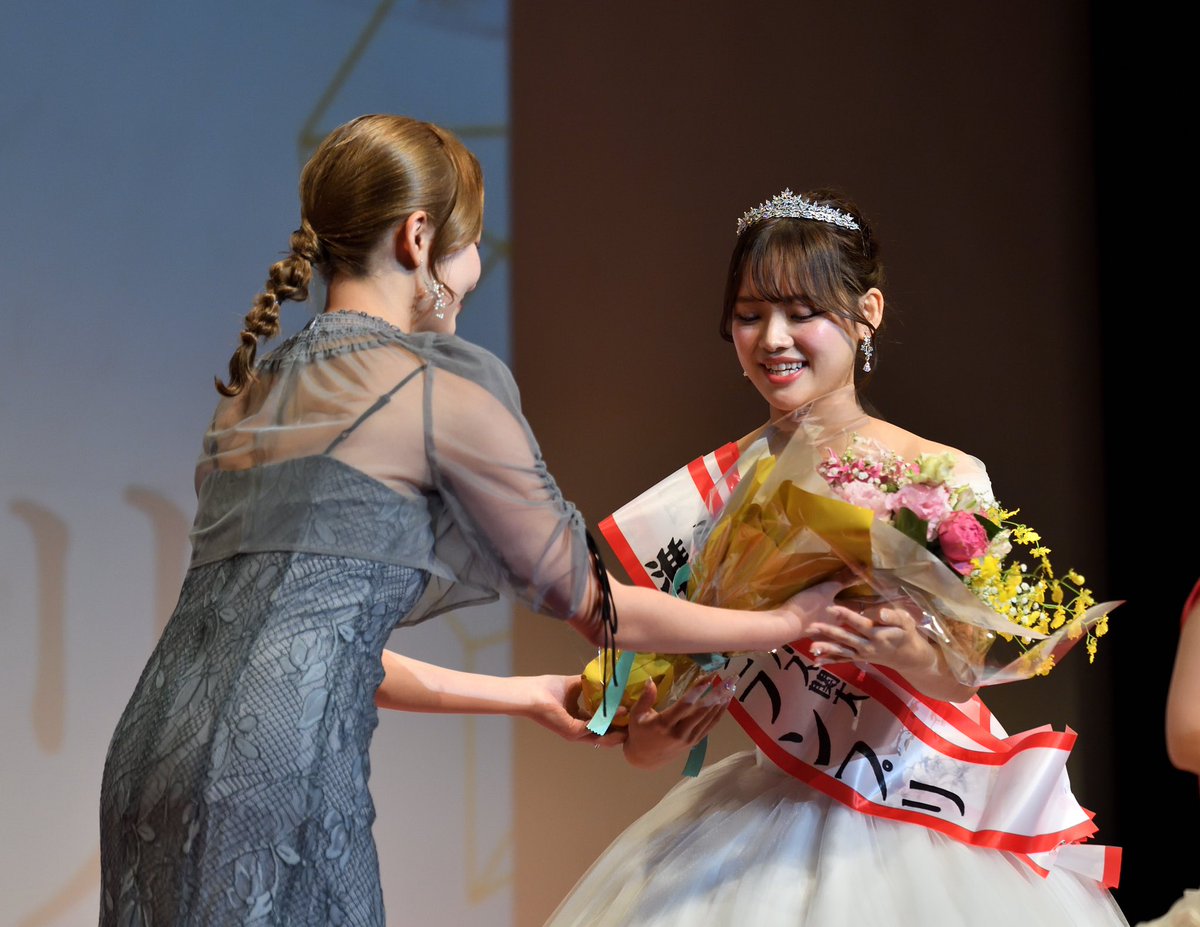 kutuhimo0720's tweet photo. @kandai24_miss5 準ミスグランプリ戴冠おめでとうございます👑
ななりんからティアラを授与される時の笑顔がとっても素敵でした😍
来年のファイナルでは、ふっちゅんがプレゼンテーターですね！ https://t.co/I9LTJ5wrtH