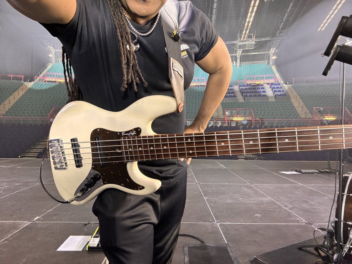 Sound check in Geneva yesterday. Tonight we play Zurich 🇨🇭#giannanannini 🔊