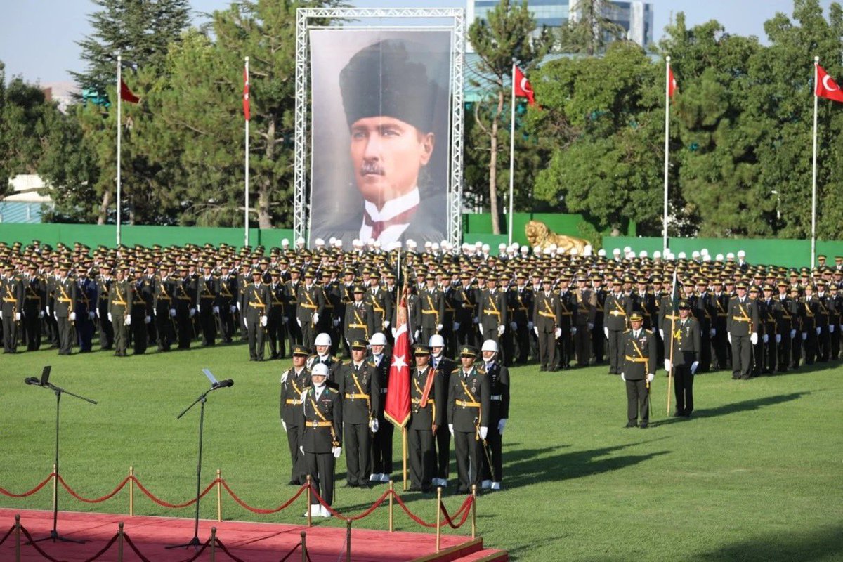 TSK’dan ihracı istenen teğmenlerin Tabur Komutanı Halit Türkoğlu’nun;

Hayatı boyunca disiplin cezası almadığı, Harp Akademisi’ni birincilikle kazandığı,
Başarılarından ötürü devrelerinden 4 yıl önde giden mükemmel bir sicile sahip olduğu öğrenildi. 

(12 Punto / Müyesser Yıldız)