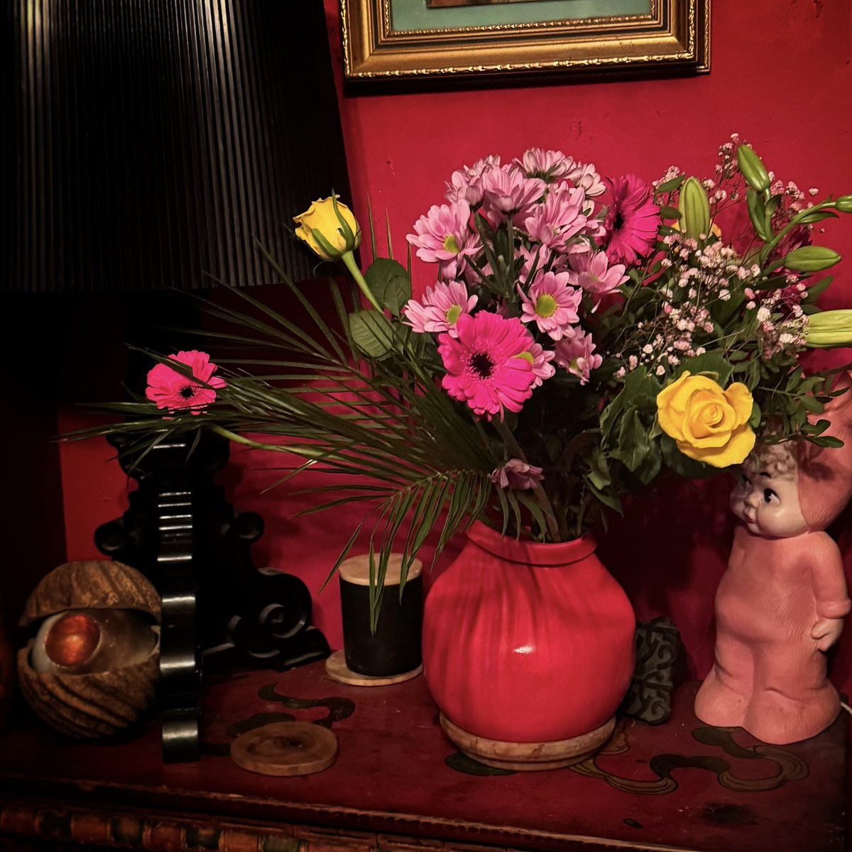 Thank you to my lovely <a href="/CPLAS_PG/">CPLAS</a> colleagues for sending get well flowers as I’m recovering from surgery. It was a lovely surprise! I’m on the mend and will be fighting fit soon. 😌
<a href="/KingsNanoOptics/">KCL Nano-Optics</a>