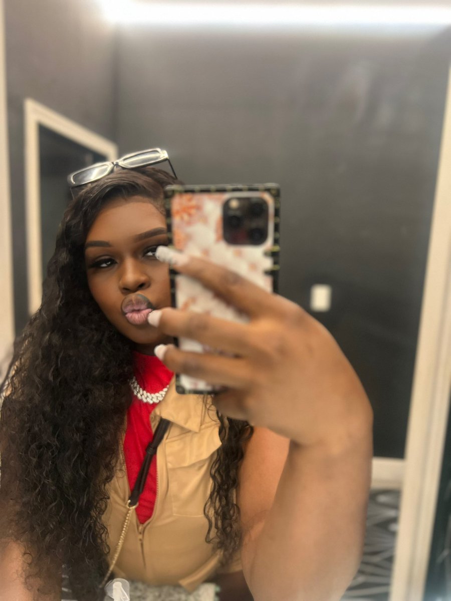 don't we love a pretty bitch💋