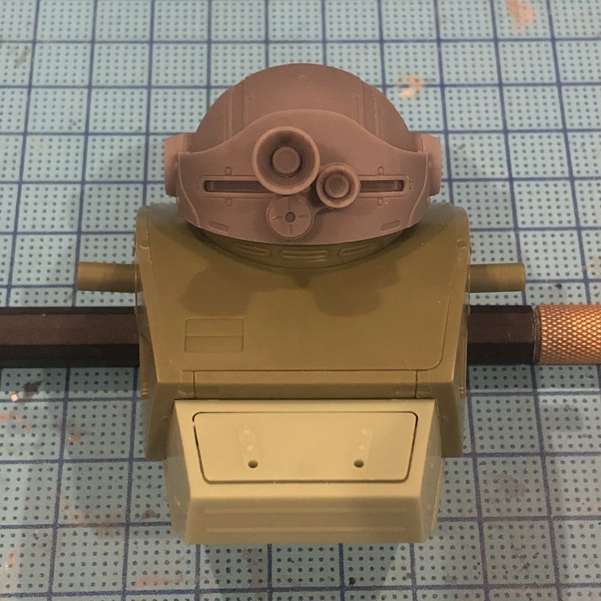 taopuchi's tweet image. 24スコタコ、あたまのスリットは平行が好みなので自作の出力品に交換する事にします
ついでにバイザーも薄くしてあげました