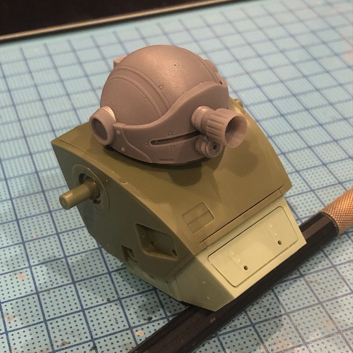 taopuchi's tweet image. 24スコタコ、あたまのスリットは平行が好みなので自作の出力品に交換する事にします
ついでにバイザーも薄くしてあげました